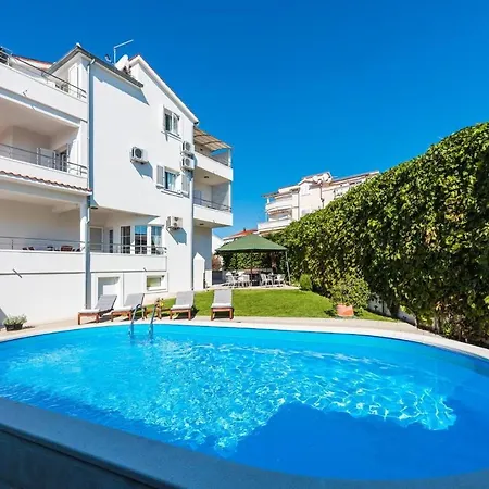 Arausa With Pool V * Vodice
